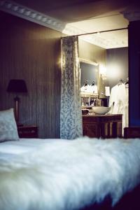 Numansdorp作品一号精品酒店的一间卧室配有床、水槽和镜子