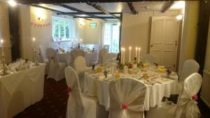 伊斯特布恩Chalk Farm LDC的宴会厅配有白色的桌子和白色的椅子