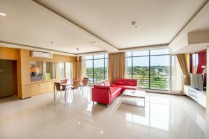 北芭堤雅天堂度假村的一个带红色沙发和椅子的大客厅