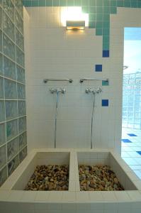 皮耶什佳尼特马丁酒店的一间带岩石浴缸的浴室