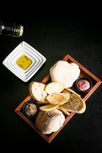 里斯本里斯本酒店 - 世界小型奢华酒店的盘子上放有面包和酱汁的食物