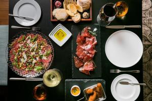 里斯本里斯本酒店 - 世界小型奢华酒店的餐桌上放有食物和肉盘的桌子