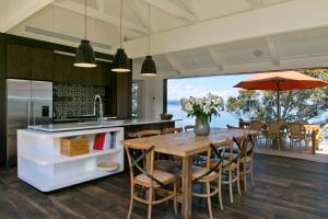 陶波The Point Luxury Villa的开放式厨房配有木桌和椅子