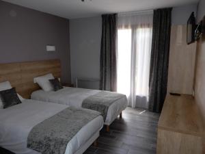 Châtillon-de-MichailleHotel Marinet的酒店客房设有两张床和窗户。