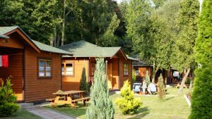 科沃布热格Camping Baltic的庭院内带野餐桌的小木屋