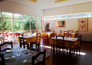 福斯·杜·阿勒奥Parque de Campismo Orbitur Foz de Arelho.的用餐室设有桌椅和窗户。