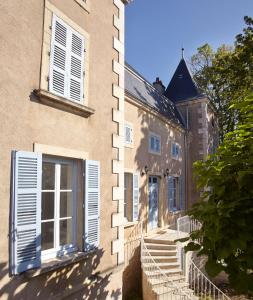 RullyManoir de Puyval的一座建筑,设有通往窗户的楼梯