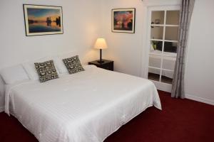 Longliner Lodge and Suites客房内的一张或多张床位