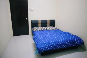 亚娄阿拉吾伊达曼民宿度假屋的一张蓝色床罩