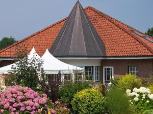 奥伊滕斯蒂达姆酒店的一座带橙色花卉屋顶的房屋