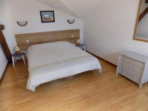 Saint-Justin洛基撕加斯康一号度假屋的卧室配有白色的床和2张桌子
