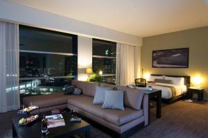 Stadia Suites Mexico City Santa Fe的休息区