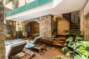 瓜纳华托伊德尔米拉精品酒店的一个带按摩浴缸和楼梯的室内庭院