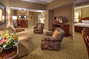 约翰逊城Carnegie Hotel & Spa的酒店客房设有床和客厅。