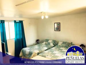 科金博Apart Hotel Penuelas的一间卧室设有一张床和一个窗口