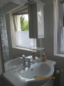 威斯德拉夫德盛托尔拉斯托夫旅馆的浴室配有盥洗盆、镜子和浴缸