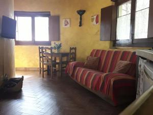 Valverde de la VeraApartamentos Rurales Ecopangea的客厅配有沙发和桌子