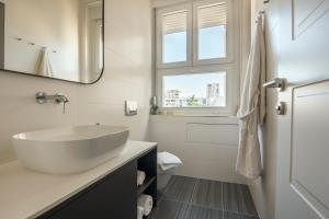 扎达尔Magic View Apartments的白色的浴室设有水槽和窗户。