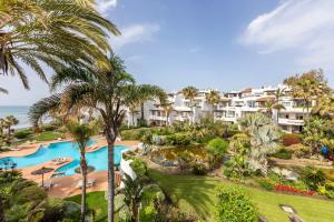 马贝拉文图拉德尔马尔公寓的享有度假村的空中景致,设有游泳池和棕榈树
