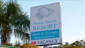 麦夸里港雪莉海滩度假酒店的放弃海滩度假村的标志和超越责任