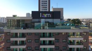 坎皮纳斯I am Design Hotel Campinas by Hotelaria Brasil的上面有标志的建筑