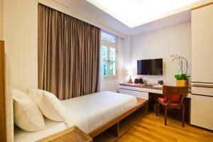 新加坡The Sultan的配有一张床、一张书桌和一扇窗户的酒店客房