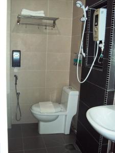巴生GM城市酒店的一间带卫生间和水槽的浴室