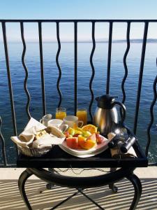 蒙特雷蒙特利湾酒店的阳台上的桌子上放着一盘水果