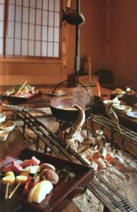 南木曾町Takimi Onsen Inn that only accepts one group per day的厨房里有很多不同类型的食物