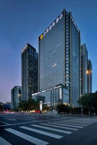 广州鸿德国际酒店的一座高楼城市的大建筑