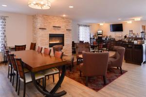 加利纳Best Western Galena Inn & Suites的一间带桌子和壁炉的用餐室