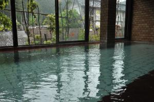 天川村新屋日式旅馆的一座带窗户的建筑里的一个水池