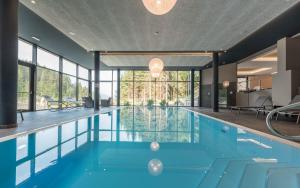 新黎凡特玫瑰园酒店的蓝色海水游泳池,大窗户