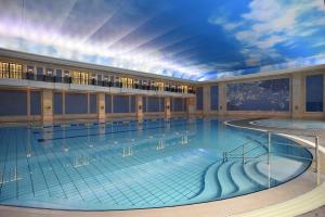 上海西郊宾馆的大型建筑中的大型游泳池