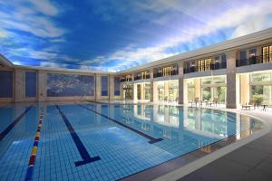 上海西郊宾馆的大型建筑中的大型游泳池