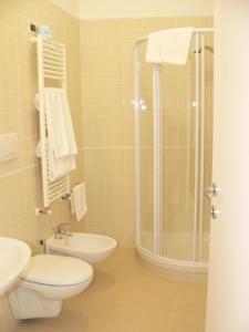 普尔萨诺伊尔格里洛酒店的带淋浴、卫生间和盥洗盆的浴室
