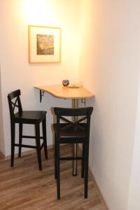 OschatzPension Holly的一张桌子、两把椅子和一张桌子