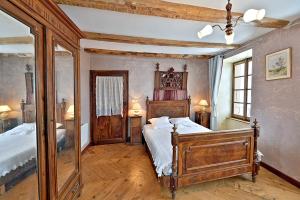 蒙特摩尔Chateau du Terrail的一间卧室配有一张床和一面大镜子