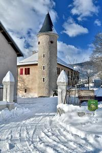 蒙特摩尔Chateau du Terrail的一座有塔的雪地建筑