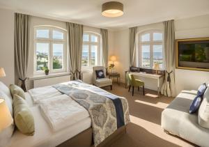 瓦尔内明德亚美尼亚灯塔酒店的卧室配有一张床、一张书桌和窗户。