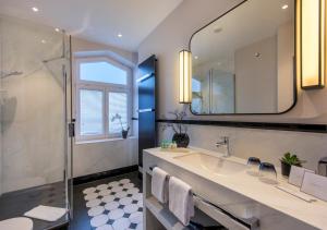 瓦尔内明德亚美尼亚灯塔酒店的一间带水槽、淋浴和镜子的浴室