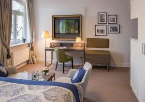 瓦尔内明德亚美尼亚灯塔酒店的酒店客房配有一张床和一张书桌及一台电视