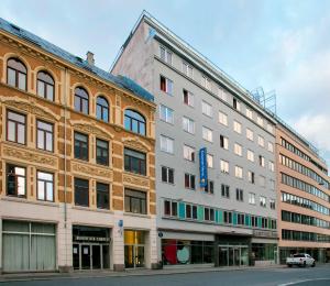 奥斯陆约斯托基特快捷舒适酒店的街道上一些建筑物旁边的建筑物