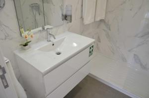 丰沙尔Edifício Charles 203的白色的浴室设有水槽和镜子
