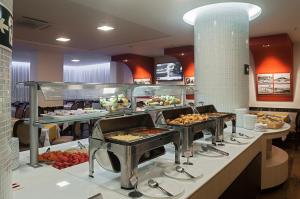 贝洛奥里藏特诺曼底酒店的包含多种不同食物的自助餐