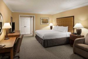 路易斯威尔Crowne Plaza Louisville Airport Expo Ctr, an IHG Hotel的酒店客房,配有一张床、一张桌子和椅子