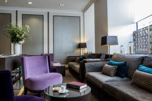 巴黎芒萨尔法兰西精神酒店的带沙发和紫色椅子的客厅