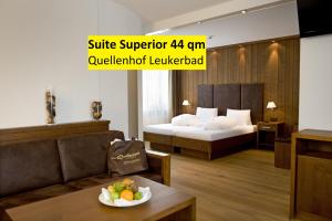 洛伊克巴德Hotel Quellenhof Leukerbad的酒店客房,配有一张床和一张桌子,还有一碗水果