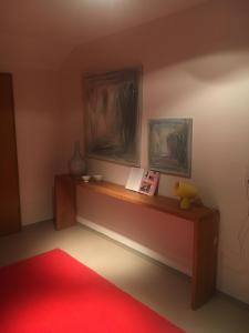 莱茵河畔凯尔Kress No.1的一间房间,墙上挂着红色地毯和两幅画