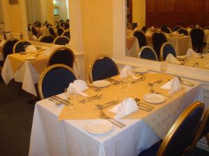 道格拉斯海德罗酒店的用餐室配有带银器和镜子的桌子